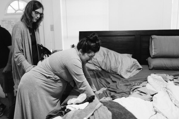Fotógrafos do mundo todo reúnem registros emocionantes de partos feitos em casa