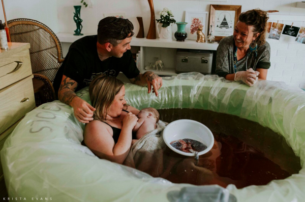 Fotógrafos do mundo todo reúnem registros emocionantes de partos feitos em casa