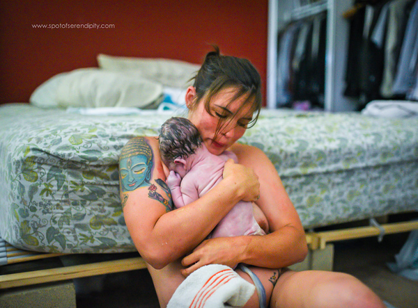 Fotógrafos do mundo todo reúnem registros emocionantes de partos feitos em casa