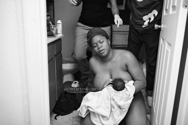 Fotógrafos do mundo todo reúnem registros emocionantes de partos feitos em casa