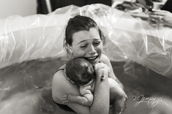 Fotógrafos do mundo todo reúnem registros emocionantes de partos feitos em casa