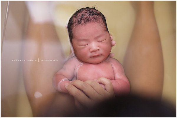 Fotógrafos do mundo todo reúnem registros emocionantes de partos feitos em casa