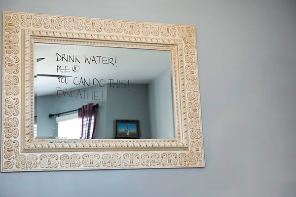 Fotógrafos do mundo todo reúnem registros emocionantes de partos feitos em casa