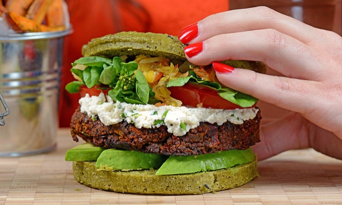 Criado pela nutricionista Libby Limon, este lanche tem pão estilo brioche feito com chá verde em pó. O hambúrguer foi preparado com um mix de beterraba, quinoa e cogumelos. Os chips são feitos de duas variações de batatas doces e o milk shake é sabor chocolate com uma mistura de cacau, pólen de abelha e nozes. em parceria com o site Gropoun da Inglaterra, este lanche tem pão estilo brioche feito com chá verde em pó. O hambúrguer foi preparado com um mix de beterraba, quinoa e cogumelos. Os chips são feitos de duas variações de batatas doces e o milk shake é sabor chocolate com uma mistura de cacau, pólen de abelha e nozes. O combo tem 50 grupos alimentares diferentes, 21 ingredientes antioxidantes, contém 100% da quantidade diária necessária de fibras, vitaminas A, B, C, E, K, além de iodo, magnésio, potássio, selênio e zinco. E, claro, ele também é gluten free e sem lactose. 