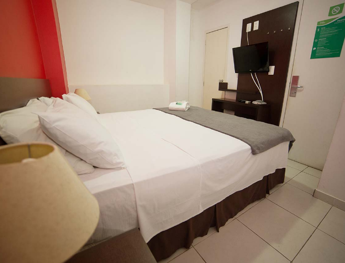 Em Ipanema, a diária por pessoa em dormitório com seis camas custa R$ 64 em outras épocas do ano e R$ 508 durante os Jogos Olímpicos.