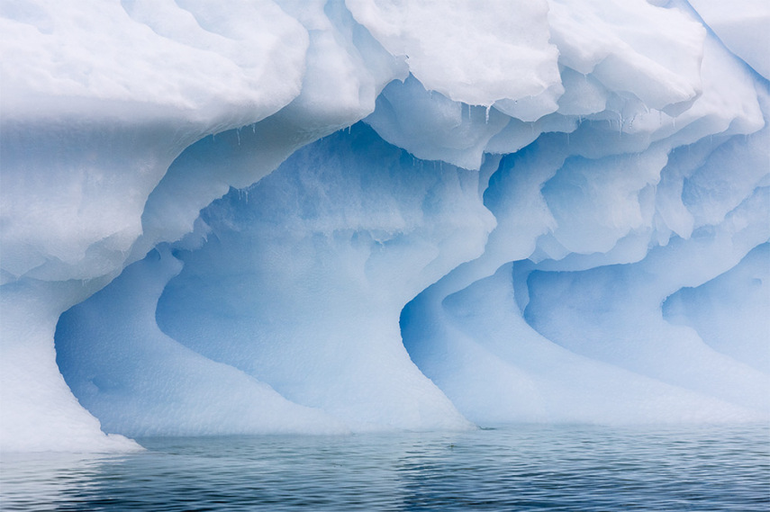 A fotógrafa Julieanne Kost resolveu se embrenhar pelo coração da Antártida em busca dos melhores cliques desse 'gelo azul' que ainda navega pelo nosso planeta. Lindo demais!
