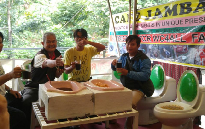 O restaurante Jamban Cafe, que fica na ilha da Java, na Indonésia, serve todas as comidas e bebidas em penicos e os  clientes sentam-se em vasos sanitários. Segundo o dono, Budi Laksono, a ideia surgiu para chocar os clientes e também chamar a atenção das pessoas para as condições de higiene do país asiático. E aí, você teria coragem de experimentar?