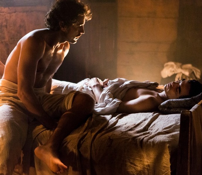 Tolentino e Caio Blat protagonizarão uma cena de sexo nesta terça em 'Liberdade, Liberdade'. Será a primeira encenação de relação sexual gay da história da televisão brasileira. E entre dois homens, ainda por cima, o que torna o tabu ainda mais poderoso. Muitos pressionaram a Globo para que ela barrasse a cena, criando petições e movimentos de boicote, mas, pelo menos até agora, a emissora não recuou e a cena irá pro ar. 
