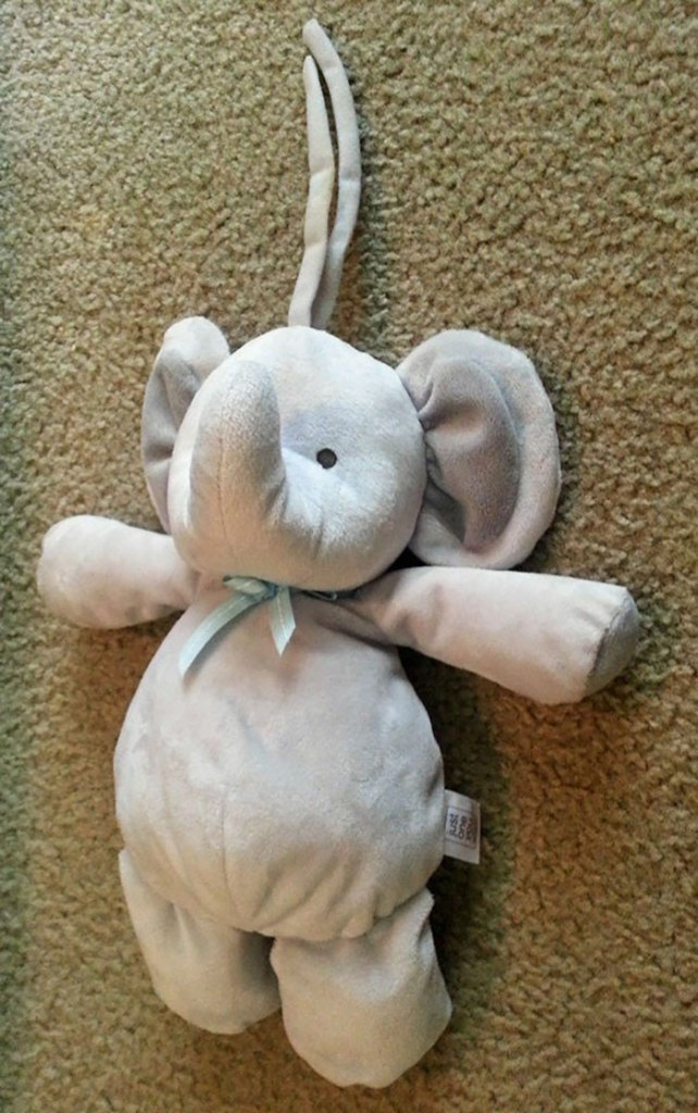 Pais postaram no Reddit foto do brinquedo perdido do filho e os usuários responderam com montagens do elefante viajando o mundo