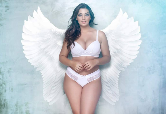 Nova promessa brasileira! Maria Luiza é veterinária e modelo curvy de uma grande agência. Além de fazer sucesso nos ensaios de lingerie e biquíni, a sessão de fotos ideal para a paulistana seria passar longe do salto alto e conseguir usar bonitas, sapatos que cresceu no pé.