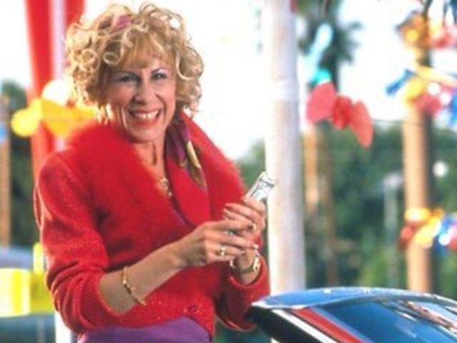 Rhea Perlman era Zinnia Wormwood, mãe incompreensiva de Matilda