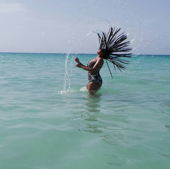 Mais corpo, menos vergonha! Encabeçada por uma grife de beachwear, campanha no Instagram incentiva mulheres a postarem imagens sentindo-se bem no próprio corpo enquanto se divertem na praia ou na piscina. A hashtag #MySwimBody já teve mais de 7 mil imagens publicadas