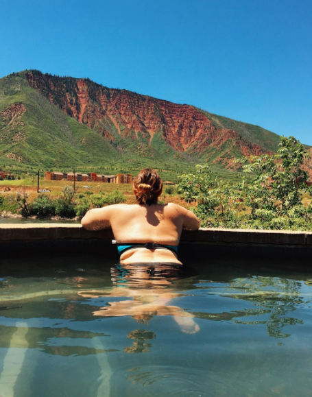 Mais corpo, menos vergonha! Encabeçada por uma grife de beachwear, campanha no Instagram incentiva mulheres a postarem imagens sentindo-se bem no próprio corpo enquanto se divertem na praia ou na piscina. A hashtag #MySwimBody já teve mais de 7 mil imagens publicadas