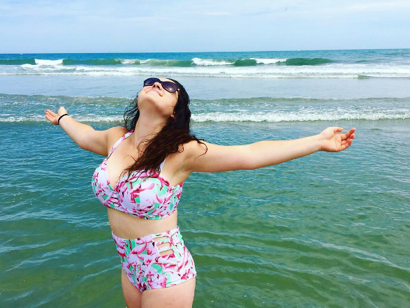 Mais corpo, menos vergonha! Encabeçada por uma grife de beachwear, campanha no Instagram incentiva mulheres a postarem imagens sentindo-se bem no próprio corpo enquanto se divertem na praia ou na piscina. A hashtag #MySwimBody já teve mais de 7 mil imagens publicadas