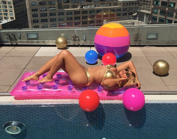Mais corpo, menos vergonha! Encabeçada por uma grife de beachwear, campanha no Instagram incentiva mulheres a postarem imagens sentindo-se bem no próprio corpo enquanto se divertem na praia ou na piscina. A hashtag #MySwimBody já teve mais de 7 mil imagens publicadas