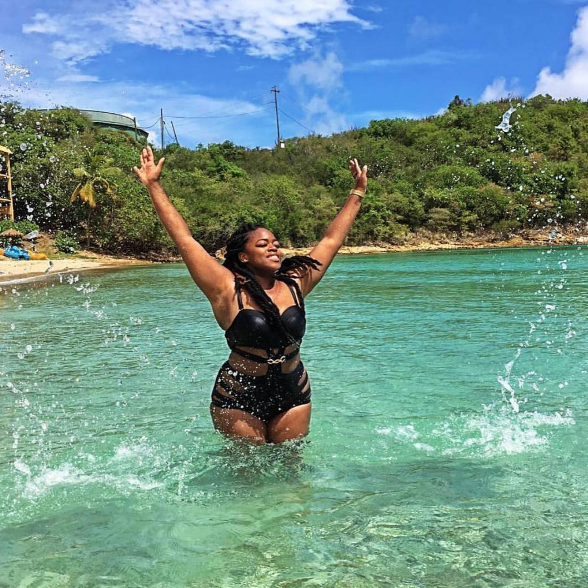 Mais corpo, menos vergonha! Encabeçada por uma grife de beachwear, campanha no Instagram incentiva mulheres a postarem imagens sentindo-se bem no próprio corpo enquanto se divertem na praia ou na piscina. A hashtag #MySwimBody já teve mais de 7 mil imagens publicadas