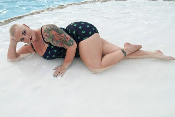 Mais corpo, menos vergonha! Encabeçada por uma grife de beachwear, campanha no Instagram incentiva mulheres a postarem imagens sentindo-se bem no próprio corpo enquanto se divertem na praia ou na piscina. A hashtag #MySwimBody já teve mais de 7 mil imagens publicadas