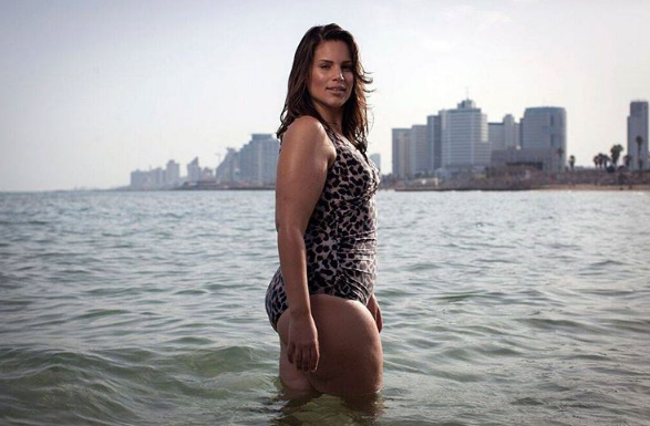 Mais corpo, menos vergonha! Encabeçada por uma grife de beachwear, campanha no Instagram incentiva mulheres a postarem imagens sentindo-se bem no próprio corpo enquanto se divertem na praia ou na piscina. A hashtag #MySwimBody já teve mais de 7 mil imagens publicadas