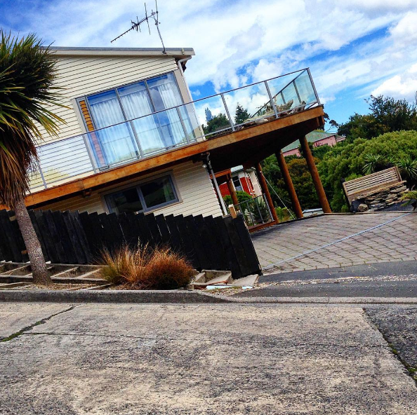 A Baldwin Street fica na cidade de Dunedin, na Nova Zelândia e é a mais inclinada do mundo. Claro, cenário perfeito para fotos divertidas nas redes sociais!