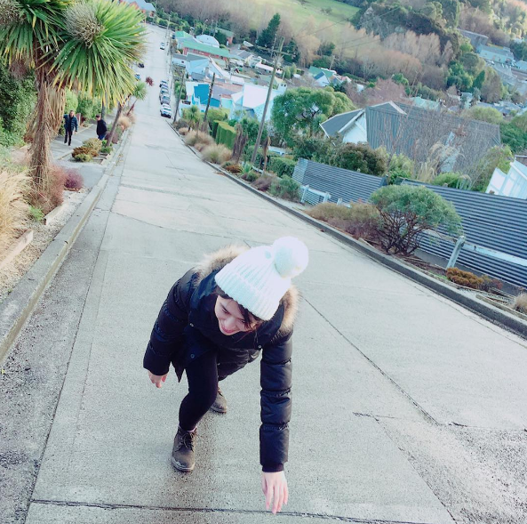 A Baldwin Street fica na cidade de Dunedin, na Nova Zelândia e é a mais inclinada do mundo. Claro, cenário perfeito para fotos divertidas nas redes sociais!