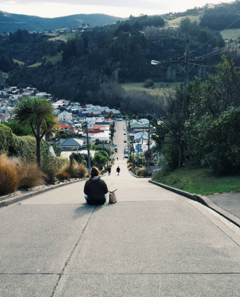 A Baldwin Street fica na cidade de Dunedin, na Nova Zelândia e é a mais inclinada do mundo. Claro, cenário perfeito para fotos divertidas nas redes sociais!