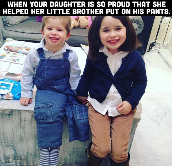 Quando sua filha fica toda orgulhosa que ajudou o irmão mais novo a se vestir