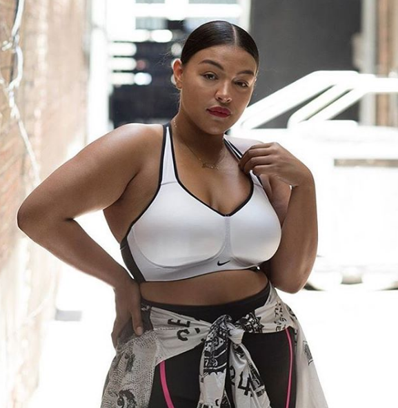 A garota da Nike e das redes sociais! Paloma tem 24 anos e é o retrato das modelos – plus size ou não – da nova geração: são um fenômeno nas redes sociais muito mais do que em ensaios convencionais e capas de revistas. A estudante de psicologia foi descoberta justamente por causa das postagens cheias de personalidade e os looks recheados de estilo. Ela caiu nas graças da indústria, é queridinha da Nike e, na última semana, fez história sendo uma das primeiras mulheres de manequim grande da história da gigante esportiva a protagonizar uma campanha.