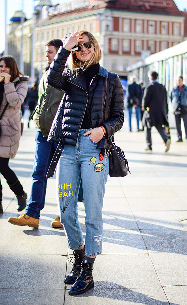 A febre dos patches - que são estes bordados divertidos colados nas roupas - saiu apenas das calças e jaquetas jeans e chegou às peças de couro, sapatos, bolsas, mochilas, chapéus, biqúnis e até cases de celular