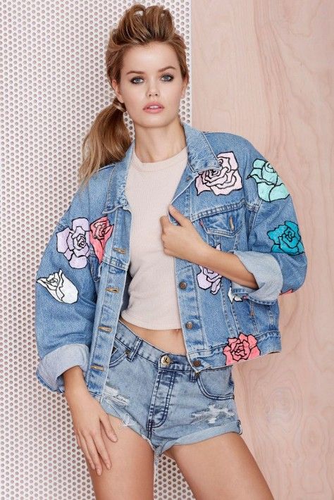 A febre dos patches - que são estes bordados divertidos colados nas roupas - saiu apenas das calças e jaquetas jeans e chegou às peças de couro, sapatos, bolsas, mochilas, chapéus, biqúnis e até cases de celular
