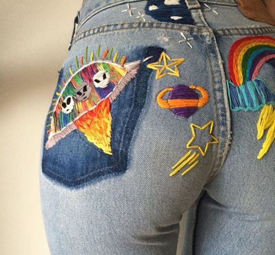 A febre dos patches - que são estes bordados divertidos colados nas roupas - saiu apenas das calças e jaquetas jeans e chegou às peças de couro, sapatos, bolsas, mochilas, chapéus, biqúnis e até cases de celular