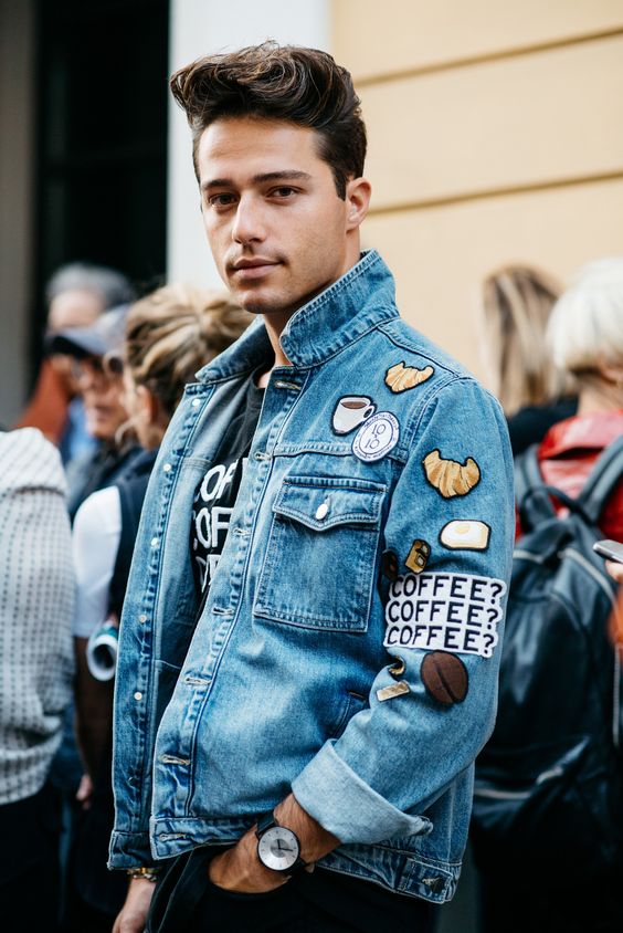 A febre dos patches - que são estes bordados divertidos colados nas roupas - saiu apenas das calças e jaquetas jeans e chegou às peças de couro, sapatos, bolsas, mochilas, chapéus, biqúnis e até cases de celular