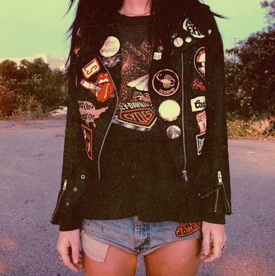 A febre dos patches - que são estes bordados divertidos colados nas roupas - saiu apenas das calças e jaquetas jeans e chegou às peças de couro, sapatos, bolsas, mochilas, chapéus, biqúnis e até cases de celular
