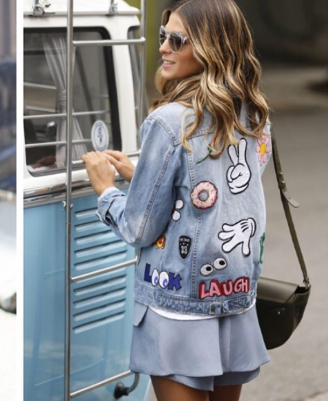 A febre dos patches - que são estes bordados divertidos colados nas roupas - saiu apenas das calças e jaquetas jeans e chegou às peças de couro, sapatos, bolsas, mochilas, chapéus, biqúnis e até cases de celular