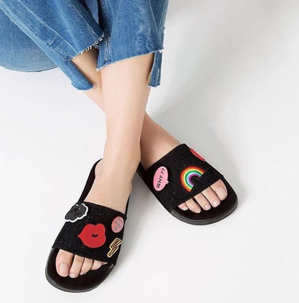 A febre dos patches - que são estes bordados divertidos colados nas roupas - saiu apenas das calças e jaquetas jeans e chegou às peças de couro, sapatos, bolsas, mochilas, chapéus, biqúnis e até cases de celular