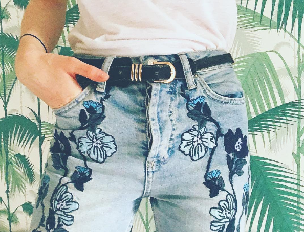 A febre dos patches - que são estes bordados divertidos colados nas roupas - saiu apenas das calças e jaquetas jeans e chegou às peças de couro, sapatos, bolsas, mochilas, chapéus, biqúnis e até cases de celular
