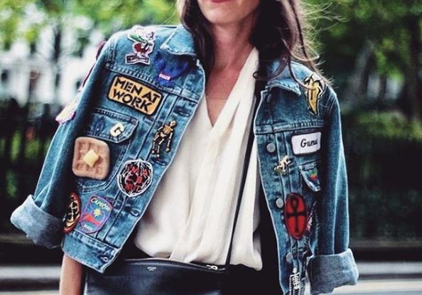 A febre dos patches - que são estes bordados divertidos colados nas roupas - saiu apenas das calças e jaquetas jeans e chegou às peças de couro, sapatos, bolsas, mochilas, chapéus, biqúnis e até cases de celular