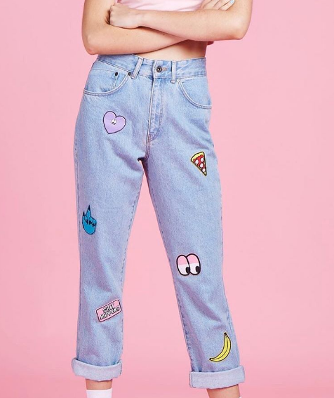 A febre dos patches - que são estes bordados divertidos colados nas roupas - saiu apenas das calças e jaquetas jeans e chegou às peças de couro, sapatos, bolsas, mochilas, chapéus, biqúnis e até cases de celular