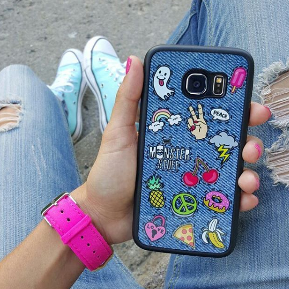 A febre dos patches - que são estes bordados divertidos colados nas roupas - saiu apenas das calças e jaquetas jeans e chegou às peças de couro, sapatos, bolsas, mochilas, chapéus, biqúnis e até cases de celular