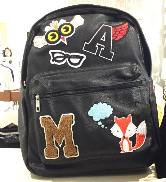 A febre dos patches - que são estes bordados divertidos colados nas roupas - saiu apenas das calças e jaquetas jeans e chegou às peças de couro, sapatos, bolsas, mochilas, chapéus, biqúnis e até cases de celular