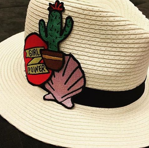 A febre dos patches - que são estes bordados divertidos colados nas roupas - saiu apenas das calças e jaquetas jeans e chegou às peças de couro, sapatos, bolsas, mochilas, chapéus, biqúnis e até cases de celular