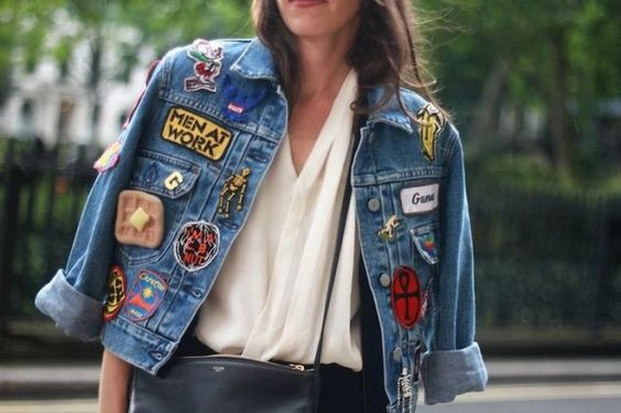 A febre dos patches - que são estes bordados divertidos colados nas roupas - saiu apenas das calças e jaquetas jeans e chegou às peças de couro, sapatos, bolsas, mochilas, chapéus, biqúnis e até cases de celular
