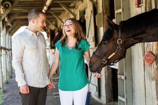 Galinha, cachorro, galinha, cavalo: noivos convocam seus animais de estimação para ensaio de noivado