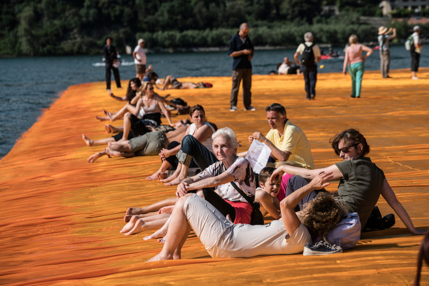 A plataforma de três quilômetros é uma obra de arte do casal Christo e Jeanne-Claude e ficará aberta ao público até o final de julho no Lago de Ieso, no norte da Itália. 