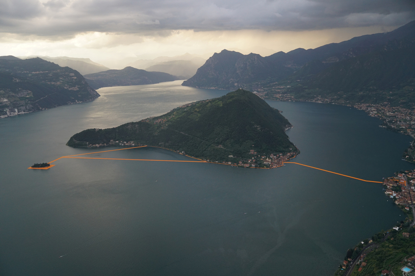 A plataforma de três quilômetros é uma obra de arte do casal Christo e Jeanne-Claude e ficará aberta ao público até o final de julho no Lago de Ieso, no norte da Itália. 