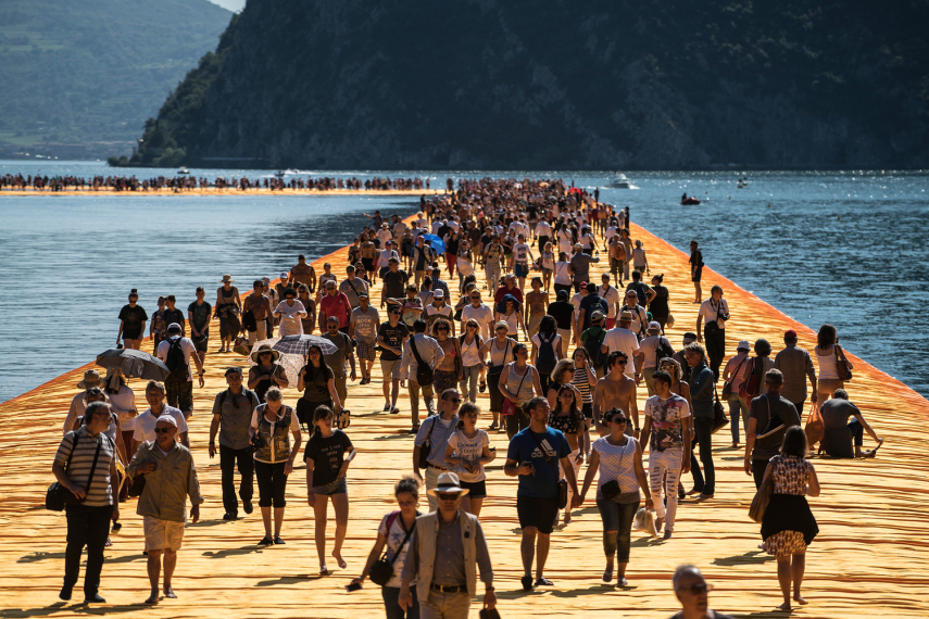 A plataforma de três quilômetros é uma obra de arte do casal Christo e Jeanne-Claude e ficará aberta ao público até o final de julho no Lago de Ieso, no norte da Itália. 