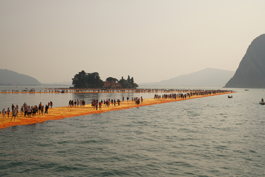 A plataforma de três quilômetros é uma obra de arte do casal Christo e Jeanne-Claude e ficará aberta ao público até o final de julho no Lago de Ieso, no norte da Itália. 