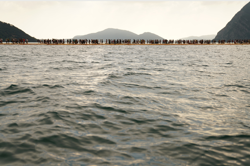 A plataforma de três quilômetros é uma obra de arte do casal Christo e Jeanne-Claude e ficará aberta ao público até o final de julho no Lago de Ieso, no norte da Itália. 