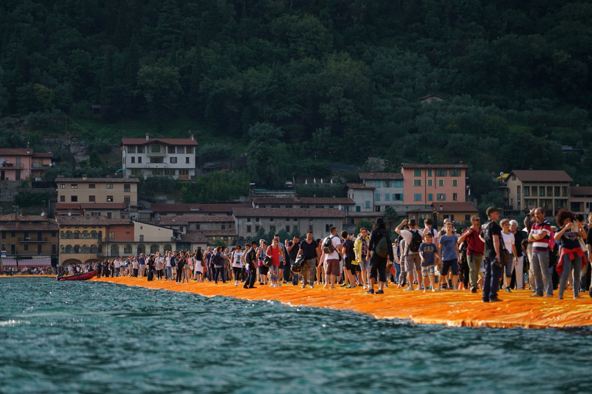 A plataforma de três quilômetros é uma obra de arte do casal Christo e Jeanne-Claude e ficará aberta ao público até o final de julho no Lago de Ieso, no norte da Itália. 