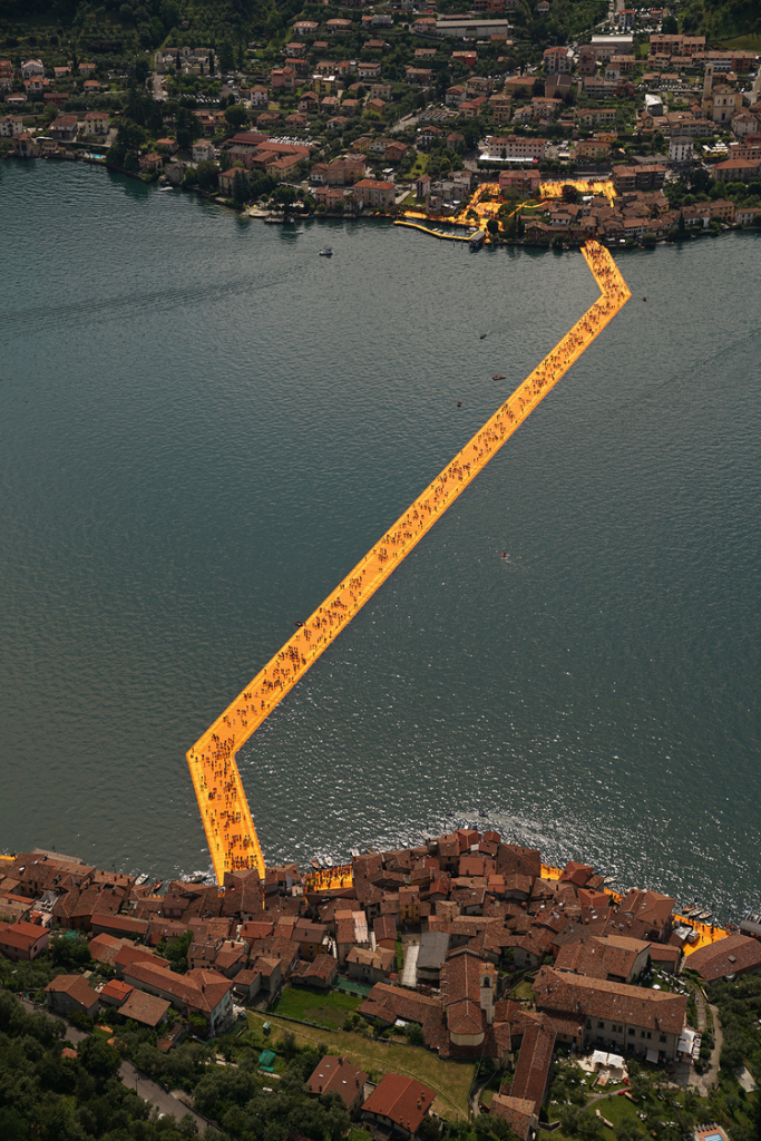 A plataforma de três quilômetros é uma obra de arte do casal Christo e Jeanne-Claude e ficará aberta ao público até o final de julho no Lago de Ieso, no norte da Itália. 