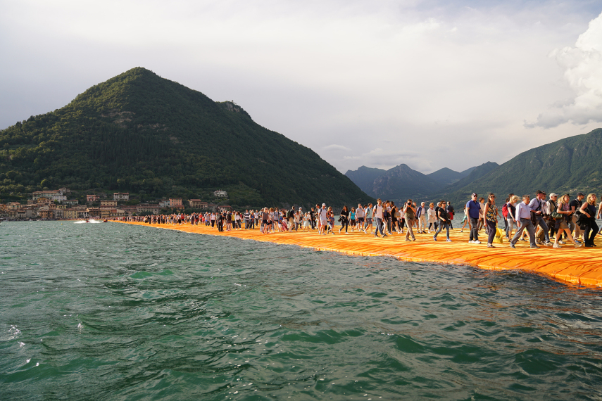 A plataforma de três quilômetros é uma obra de arte do casal Christo e Jeanne-Claude e ficará aberta ao público até o final de julho no Lago de Ieso, no norte da Itália. 